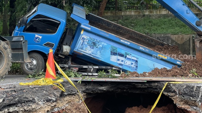 Truk Dinas SDA Pengangkut Tanah Ikut Terjeblos di Jalan Amblas Lenteng Agung