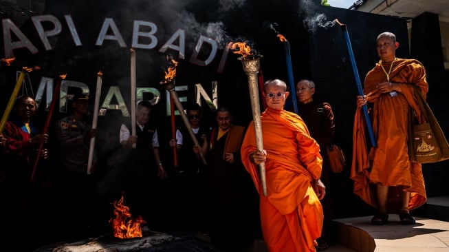 Sejumlah biksu dan perwakilan umat Buddha membawa obor usai prosesi pengambilan Api Dharma Waisak dari sumber Api Abadi Mrapen di Desa Manggarmas, Godong, Grobogan, Jawa Tengah, Jumat (29/5/2026). [ANTARA FOTO/Aprillio Akbar/nz]