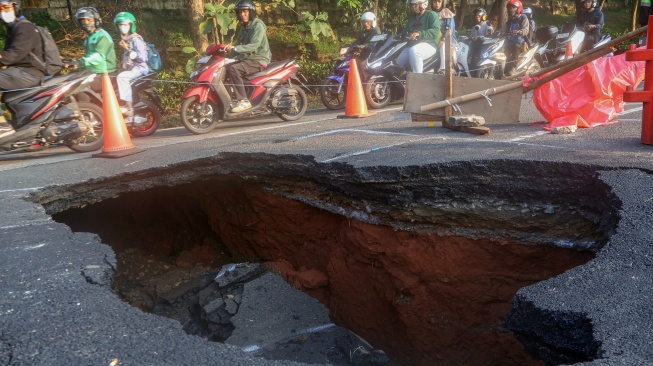 Kondisi jalan yang amblas di Jalan Raya Lenteng Agung, Jakarta Selatan, Jumat (29/5/2026). [ANTARA FOTO/Yulius Satria Wijaya/nz]