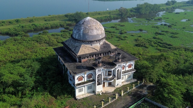 Foto udara sebuah masjid terbengkalai di pinggir kolam penampungan semburan lumpur Lapindo di Porong, Sidoarjo, Jawa Timur, Jumat (29/5/2026). [ANTARA FOTO/Umarul Faruq/nz]
