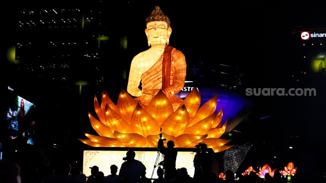 Bundaran HI Bermandikan Cahaya Waisak dalam Illumination of Jakarta