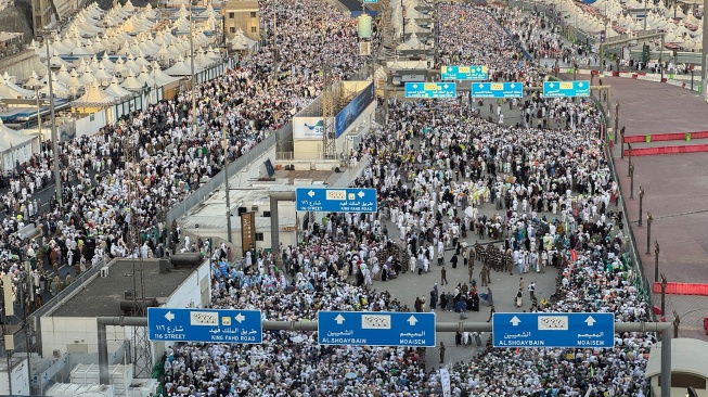 Ribuan jamaah haji dari berbagai negara berjalan pulang seusai melempar jumrah di Mina, Makkah, Arab Saudi, Rabu (28/5/2026) waktu setempat. [ANTARA FOTO/Citro Atmoko/sgd]