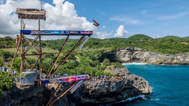 Aidan Heslop dan Jonathan Paredes Tampil Spektakuler di Red Bull Cliff Diving World Series Bali 2026