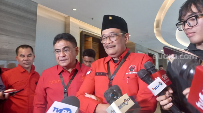 Ketua DPP PDI Perjuangan (PDIP), Djarot Saiful Hidayat ditemui di Kawasan Mangga Dua, Jakarta, Sabtu (30/5/2026). [Suara.com/Bagaskara]