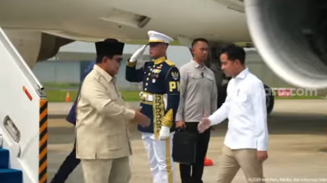 Prabowo Tiba di Indonesia Usai Kunjungan dari Prancis, Gibran Menyambut