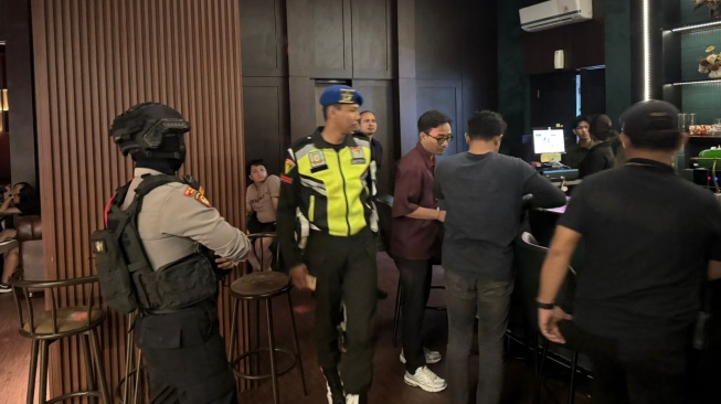 Tim gabungan yang terdiri dari personel Polresta Solo, Denpom IV/4 Surakarta, Satpol PP Kota Solo dan Dinas Pariwisata Kota Solo melaksanakan operasi penegakan ketentuan operasional penyelenggaraan usaha pariwisata dan tempat hiburan malam, Jumat (29/5/2026) malam. [Dok Humas Polresta Solo]