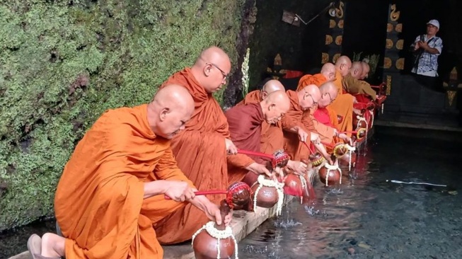 Ritual Sakral Waisak: Puluhan Biksu Jemput Air Berkah Umbul Jumprit untuk Sucikan Jiwa Manusia