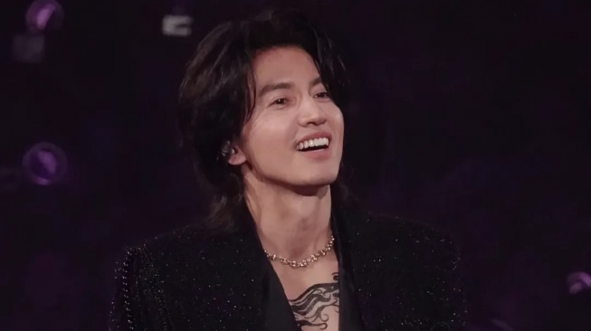 Kenang Mendiang Barbie Hsu, Jerry Yan Bawa Kalung Meteor Garden di Konser FForever