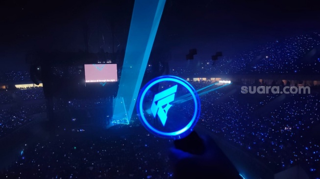 Panggung konser "FForever" di Indonesia Arena, Jakarta, Jumat (29/5/2026) malam terlihat menakjubkan dengan para penonton menyalaka lightstick yang diberikan cuma-cuma oleh penyelenggara konser. [Rena Pangesti/Suara.com]
