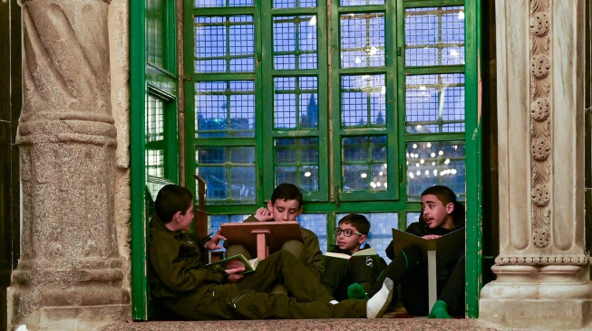 Sejumlah bocah membaca Al Quran usai melaksanakan salat Subuh di Masjid Qibli, kawasan Masjidil Aqsa, Kota Tua Al-Quds (Yerusalem), Palestina. [ANTARA FOTO/Muhammad Adimaja]
