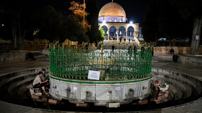 Umat Islam berwudu sebelum melaksanakan salat Subuh di kawasan Masjidil Aqsa, Kota Tua Al-Quds (Yerusalem), Palestina. [ANTARA FOTO/Muhammad Adimaja]