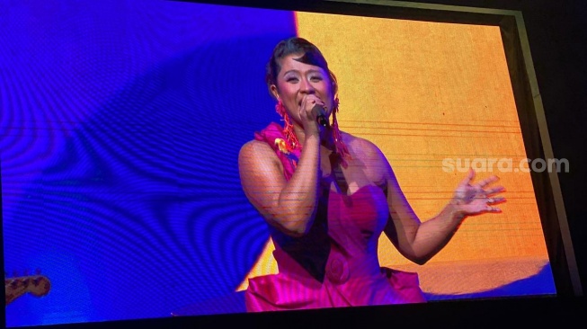 Dira Sugandhi meriahkan panggung Tribute To Erros Djarot di Java Jazz Festival 2026 di NICE PIK 2, Tangerang, Banten pada Sabtu, 30 Mei 2026. [Suara.com/Tiara Rosana]