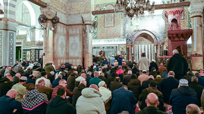 Umat Islam bersiap melaksanakan salat Subuh di Masjid Qibli, kawasan Masjidil Aqsa, Kota Tua Al-Quds (Yerusalem), Palestina. [ANTARA FOTO/Muhammad Adimaja]