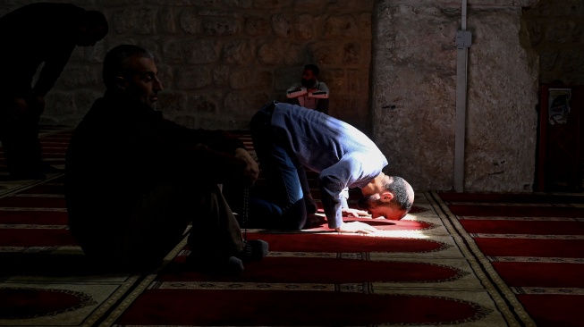 Umat Islam melaksanakan salat sunah di Mushalla Al-Marwani, kawasan Masjidil Aqsa, Kota Tua Al-Quds (Yerusalem), Palestina. [ANTARA FOTO/Muhammad Adimaja]