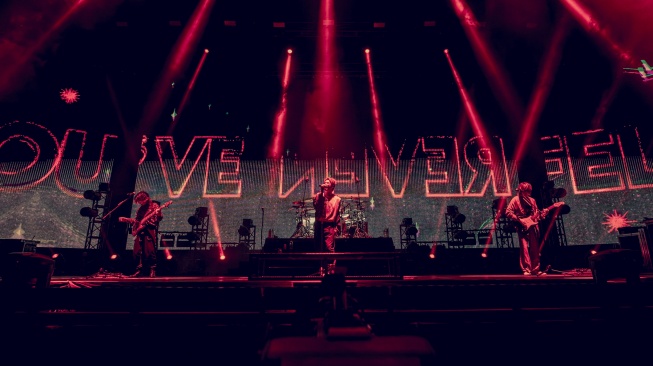 Bikin Taka Melongo, Lautan Flashlight Cantik Warnai Konser One Ok Rock di Jakarta