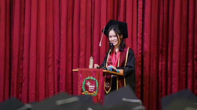 Kayla membuat inovasi perban ramah lingkungan dari kombucha. (Dok. Binus School Simprug)