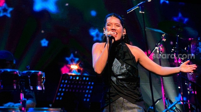 Monita Tahalea meriahkan panggung Tribute To Erros Djarot di Java Jazz Festival 2026 di NICE PIK 2, Tangerang, Banten pada Sabtu, 30 Mei 2026. [Suara.com/Tiara Rosana]