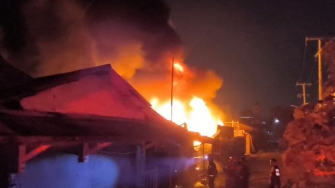 Gudang Limbah Membara di Cikarang, Api Sambar Pemukiman dan Truk