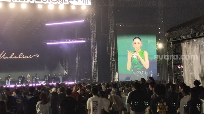 Penampilan Mahalini dalam Specteve 2026 di Summarecon Mall Bekasi pada Sabtu, 30 Mei 2026. [Suara.com/Rena Pangesti]