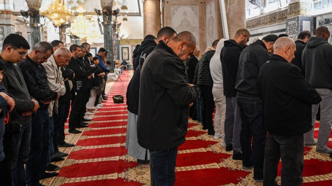 Umat Islam melaksanakan salat Subuh di Masjid Qibli, kawasan Masjidil Aqsa, Kota Tua Al-Quds (Yerusalem), Palestina. [ANTARA FOTO/Muhammad Adimaja]