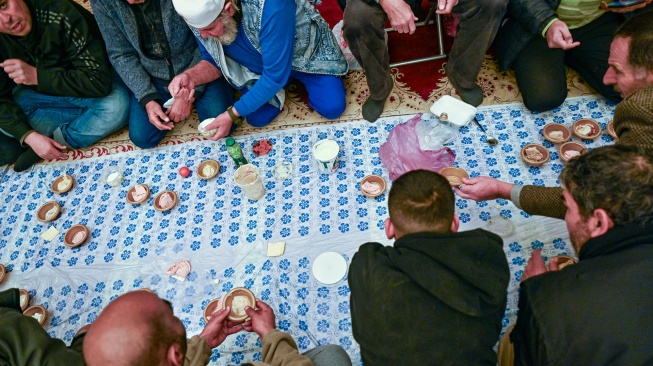 Umat Islam makan bersama usai melaksanakan salat Subuh di Masjid Qibli, kawasan Masjidil Aqsa, Kota Tua Al-Quds (Yerusalem), Palestina. [ANTARA FOTO/Muhammad Adimaja]