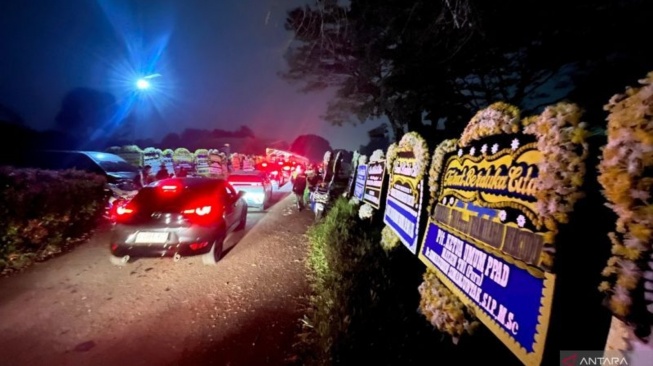 Cikeas Penuh Karangan Bunga, Para Tokoh Beri Penghormatan Terakhir untuk Ryamizard Ryacudu
