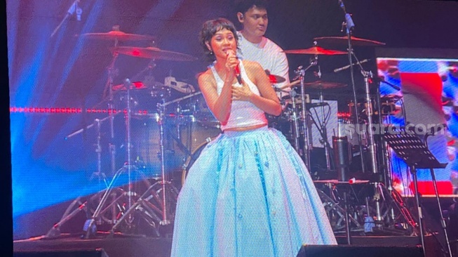Penyanyi Andien di panggung Java Jazz Festival 2026 hari kedua yang digelar di NICE PIK pada Sabtu, 30 Mei 2026. [Suara.com/Tiara Rosana]