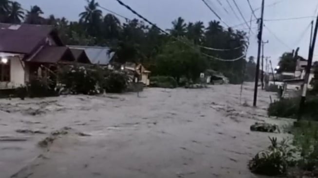 Banjir Bandang Poso: Warga Terisolasi, BNPB Minta Bantuan Alat Berat