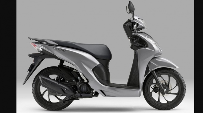 Tampilan elegan Honda Dio110 Basic 2026 dalam balutan warna Matt Techno Silver Metallic. Skutik beraura JDM ini menawarkan desain kalem tanpa gimmick berlebihan. (Greatbiker)