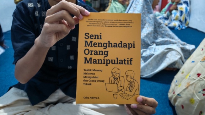 Membaca "Seni Menghadapi Orang Manipulatif" di Tengah Zaman Penuh Muslihat