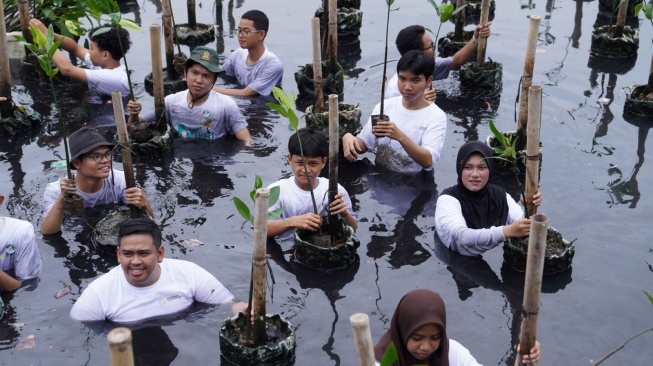 Belajar Langsung di Hutan Mangrove, Cara KLH Kenalkan Keanekaragaman Hayati ke Generasi Muda