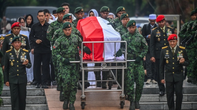 Prajutit TNI membawa peti jenazah mantan Menteri Pertahanan Ryamizard Ryacudu saat upacara pemakaman di Taman Makam Pahlawan (TMP) Kalibata, Jakarta, Senin (1/6/2026). [ANTARA FOTO/Rivan Awal Lingga/nym]