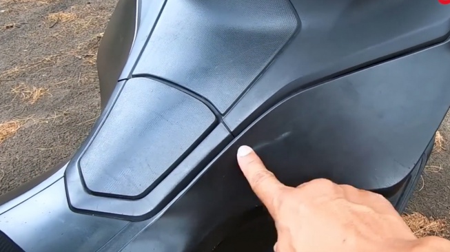Kondisi bodi pada tangki Honda PCX 160 setelah 2 tahun pemakaian (Youtube)