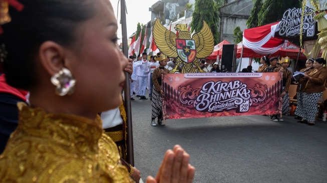 Warga mengikuti Kirab Bhinneka di Kampung Gandekan, Solo, Jawa Tengah, Senin (1/6/2026). [ANTARAFOTO/Maulana Surya/wsj]