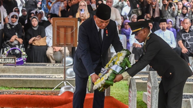 Menteri Pertahanan Sjafrie Sjamsoeddin (kedua kanan) meletakkan karangan bunga saat upacara pemakaman mantan Menteri Pertahanan Ryamizard Ryacudu di Taman Makam Pahlawan (TMP) Kalibata, Jakarta, Senin (1/6/2026). [ANTARA FOTO/Rivan Awal Lingga/nym]