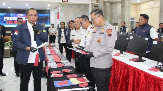 Ditressiber Polda Jateng mengungkap kasus penipuan online internasional bermodus pig butchering yang beroperasi di wilayah Solo Raya. [Dok Humas Polda Jateng]