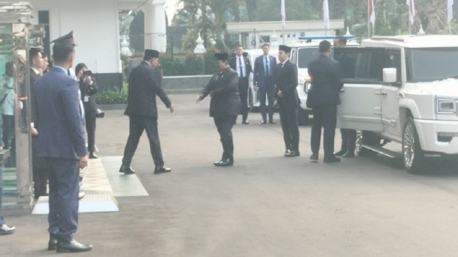 Disambut Menhan Sjafrie, Prabowo Beri Penghormatan Terakhir untuk Jenderal Ryamizard di Kemhan
