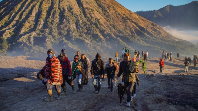 Warga suku Tengger membawa sesaji saat upacara Yadnya Kasada di Gunung Bromo, Kabupaten Probolinggo, Jawa Timur, Senin (1/6/2026). [ANTARA FOTO/Irfan Sumanjaya/nym]