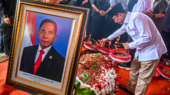 Kerabat menaburkan bunga usai upacara pemakaman mantan Menteri Pertahanan Ryamizard Ryacudu di Taman Makam Pahlawan (TMP) Kalibata, Jakarta, Senin (1/6/2026). Jenderal TNI (Purn) Ryamizard Ryacudu meninggal dunia pada usia 76 tahun di Rumah Sakit Pusat Angkatan Darat (RSPAD) Gatot Soebroto, Jakarta, Minggu (31/5/2026). [ANTARA FOTO/Rivan Awal Lingga/nym]