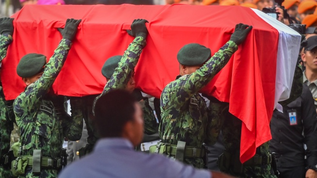 Prajutit TNI membawa peti jenazah mantan Menteri Pertahanan Ryamizard Ryacudu saat upacara pemakaman di Taman Makam Pahlawan (TMP) Kalibata, Jakarta, Senin (1/6/2026). [ANTARA FOTO/Rivan Awal Lingga/nym]