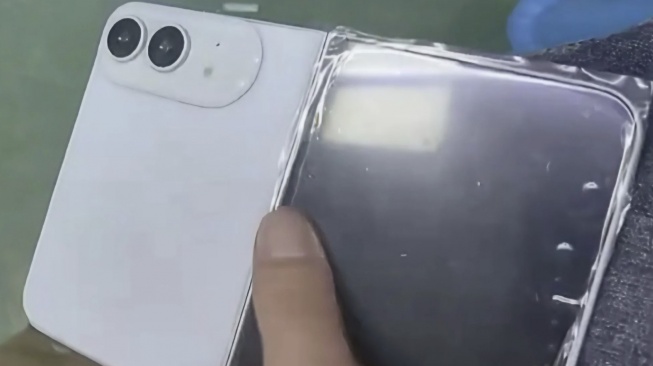 Dummy iPhone Fold warna putih. [Gizmochina]