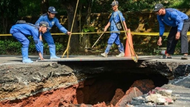 Sejumlah pekerja Dinas Sumber Daya Air (SDA) Jakarta Selatan melakukan perbaikan jalan amblas di Jalan Raya Lenteng Agung, Jakarta, Jumat, (29/5/2026). ANTARA FOTO/Ahmad Naufal Oktavian/YU.