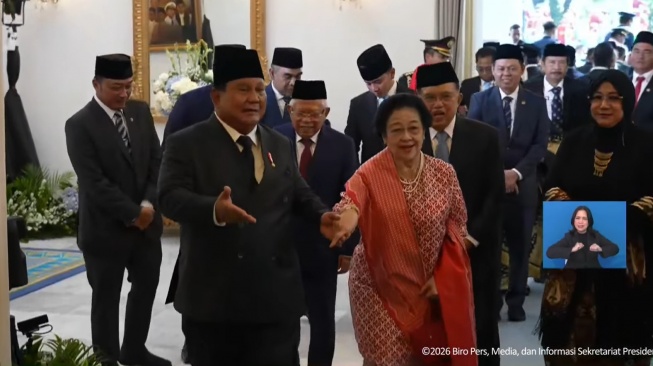 Momen keakraban antara Presiden Prabowo Subianto dan Presiden ke-5 RI Megawati Soekarnoputri, saat mengahdiri acara Peringatan Hari Lahir Pancasila di Gedung Pancasila, Kementerian Luar Negeri, Jakarta, Senin (1/6/2026). [Suara.com/tangkapan layar]