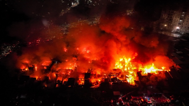 Foto udara suasana kebakaran melanda permukiman di Jalan Kemayoran Gempol, Kebon Kosong, Kemayoran, Jakarta, Senin (1/6/2026). [ANTARA FOTO/Bayu Pratama S/kye]