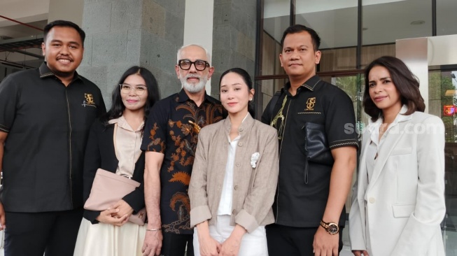 Bunga Zainal dan suami, Sukhdev Singh mendatangi Mabes Polri, Selasa (2/6/2026). Suami Bunga Zainal mengaku ditipu rekan bisnisnya dengan nilai Rp3,2 miliar. Mereka melapor ke Provam Mabes Polri karena ada dugaan polisi yang mengusut kasus ini mendapat suap dari pihak terlapor. [Rena Pangesti/Suara.com]