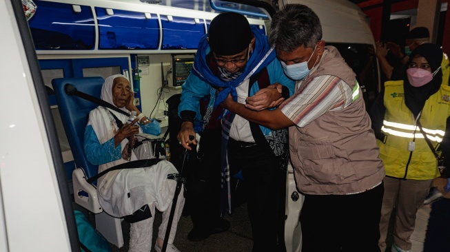 Petugas membantu seorang haji lansia turun dari ambulans setibanya di Asrama Haji Batam, Kepulauan Riau, Senin(1/6/2026). [ANTARA FOTO/Teguh Prihatna/kye]