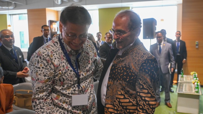 Presiden Timor Leste Jose Ramos-Horta (kanan) berbincang dengan mantan Menteri Luar Negeri Hassan Wirajuda usai memberikan kuliah di ERIA School of Government, Jakarta, Selasa (2/6/2026). ANTARA FOTO/Hafidz Mubarak A/tom]