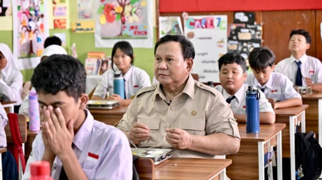 Prabowo Lahap Nikmati MBG Bareng Siswa SMP, Tanya Cita-cita hingga Nyanyi Bersama