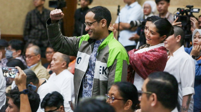 Terdakwa kasus dugaan korupsi pengadaan Chromebook dalam program digitalisasi pendidikan di Kemendikbudristek Nadiem Anwar Makarim saat bersiap menjalani sidang pembacaan pledoi (nota pembelaan) di Pengadilan Tipikor, Jakarta, Selasa (2/6/2026).  [Suara.com/Alfian Winanto]