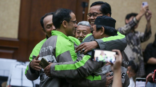 Terdakwa kasus dugaan korupsi pengadaan Chromebook dalam program digitalisasi pendidikan di Kemendikbudristek Nadiem Anwar Makarim memeluk para driver gojek saat menjalani sidang pembacaan pledoi (nota pembelaan) di Pengadilan Tipikor, Jakarta, Selasa (2/6/2026).  [Suara.com/Alfian Winanto]